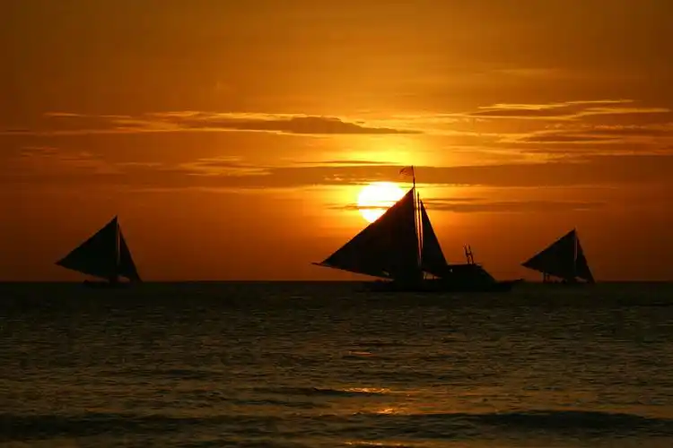 老天不负有心的摄影人,总算拍到几张满意的落日风帆