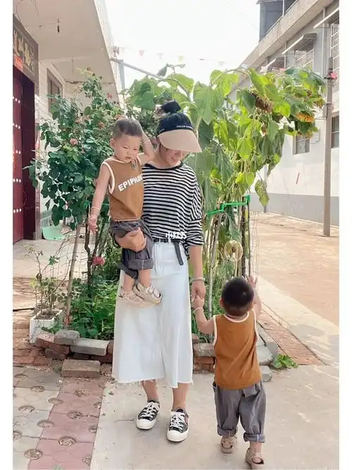 带俩娃虽然很累但是很开心