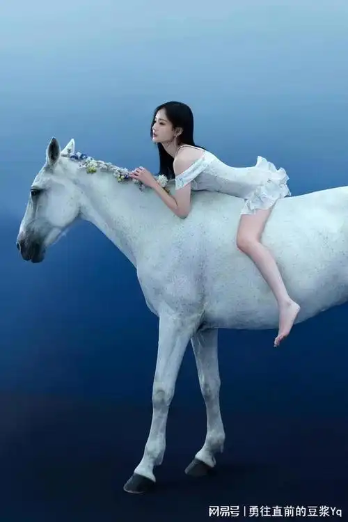 狂飙女主李一桐男人装写真