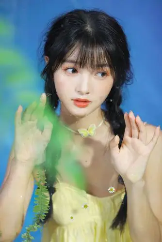 组图:《青春环游记》春游少女张为为灵动大片 麻花辫