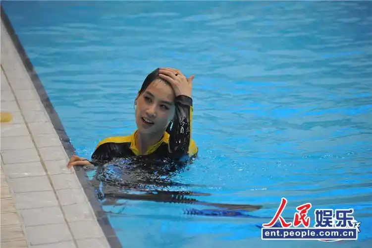 黄圣依持外卡回归星跳跃