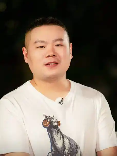 的样子很帅气哦,在不见面的日子里我们都有在听岳云鹏的相声和节目,小