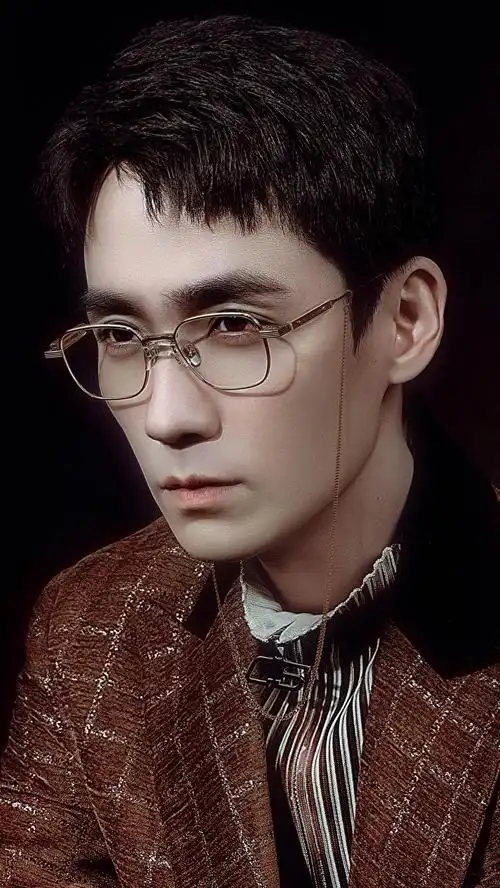 好喜欢看朱一龙戴眼镜