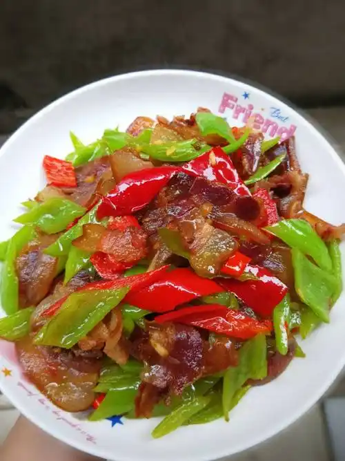 青椒炒腊肉的做法_美食天下