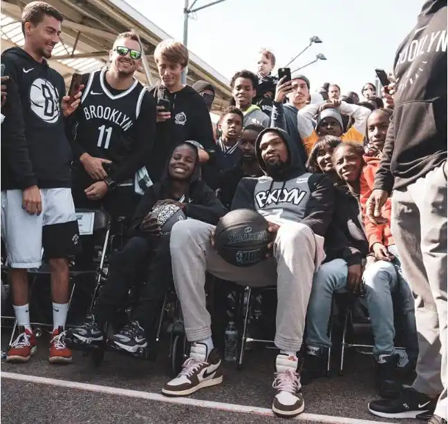 篮网首张大合影出炉!欧文c位抢镜,杜兰特被小弟挡住只露一个脸