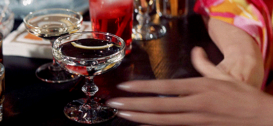 美女酒杯手指干杯gif动图_动态图_表情包下载_soogif
