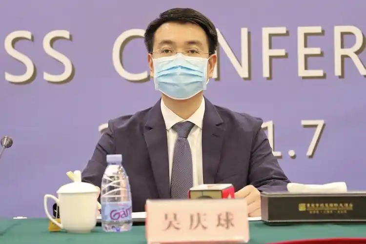 虎门镇党委副书记,镇长吴庆球介绍虎门经济社会发展情况