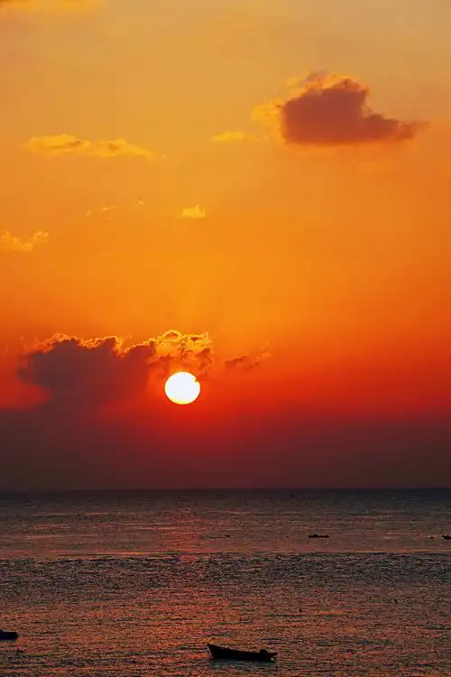 红冉冉太阳从东方升起染红祖国大地