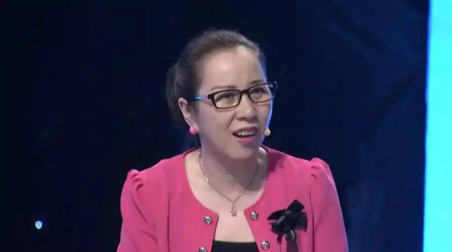 除此之外,栏目组也请来了著名心理专家王颖老师,针对每组家庭与长辈