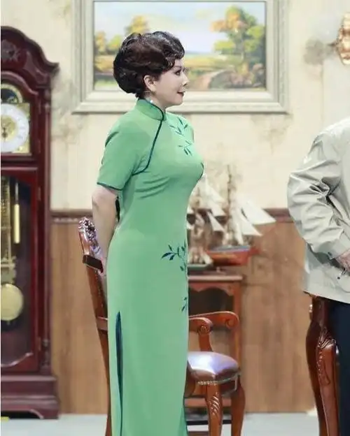 55岁蔡明登上《男人装》秀身材, 深v秀香肩你怎么看