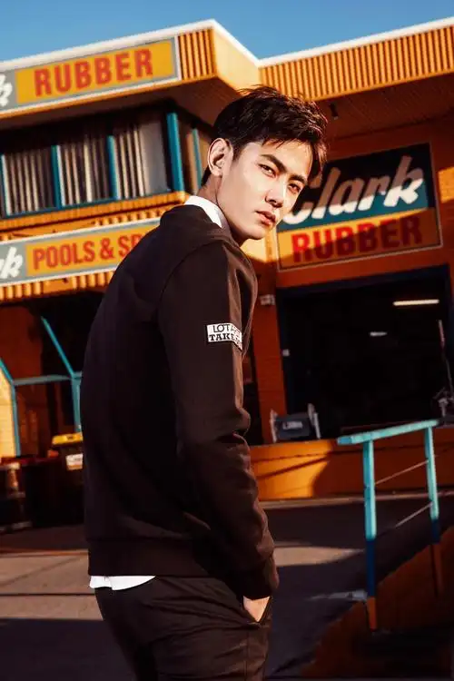 简介:纪凌尘酷劲十足的时尚写真图片,分享一组纪凌尘图片给大家,图中