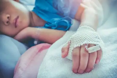 阳光输液亚洲儿童入院接受生理盐水静脉注射照片