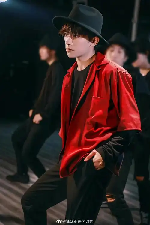 就是要穿红色的呀喜气洋洋的过大年,咱就是说千玺弟弟也太适合红色了