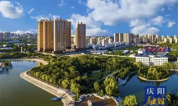 盛夏的庆阳市西峰区南湖公园,蓝天飘着白云,碧水倒映树影,气势恢宏的