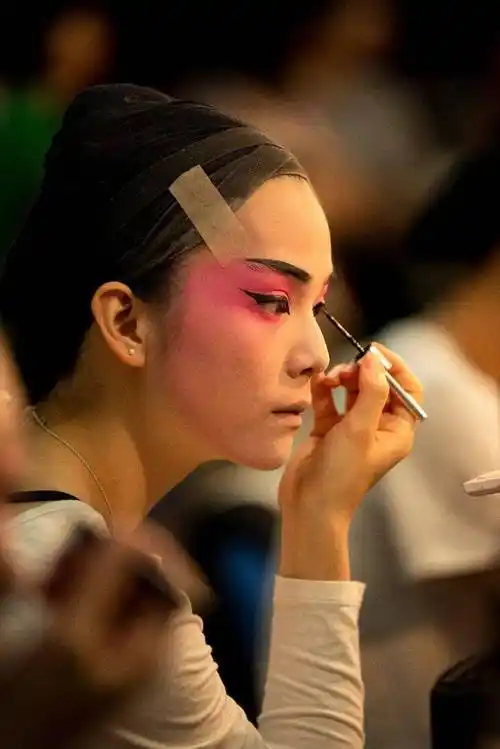 行摄淡妆浓抹总相宜感受粤剧妆身的独特魅力