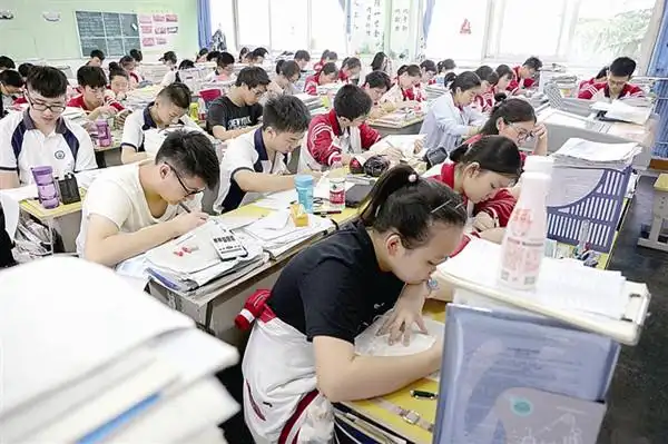 高三学子抓紧时间进行复习