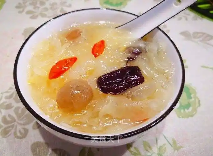 冰糖银耳莲子粥的功效 冰糖银耳粥怎么做?-图片大观-奇异网
