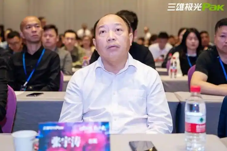 总裁张宇涛,副总经理赵峰,高级总监宋辉与全国各地的经销商共聚一堂