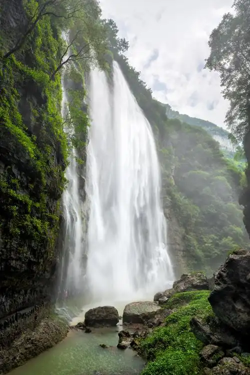 三峡大瀑布又称白果树瀑布适逢汛期水量巨大水雾弥漫