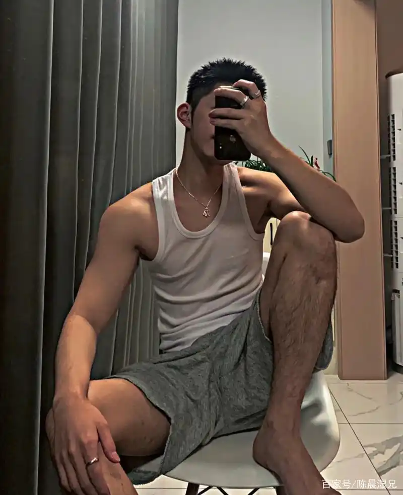 小奶狗空少褪下制服自拍,修长帅腿全是肌肉,腿毛好浓密啊!