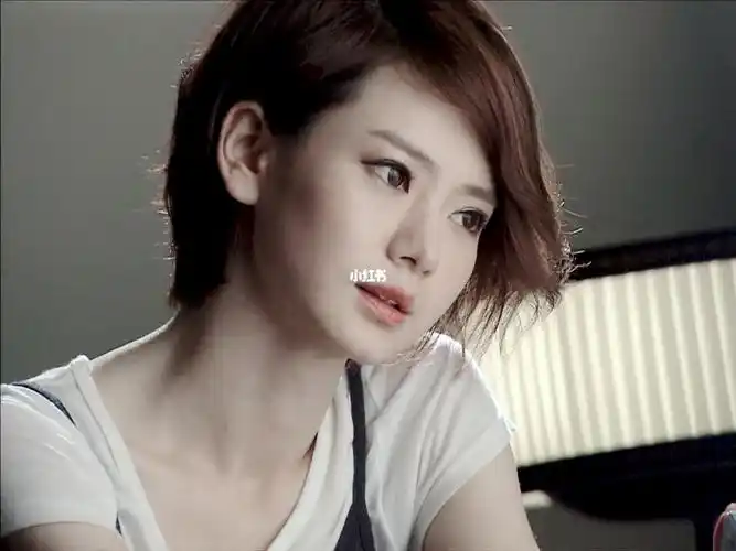 比起手链,她更需要宽大的手表  #爱情睡醒了   #戚薇   #徐正曦