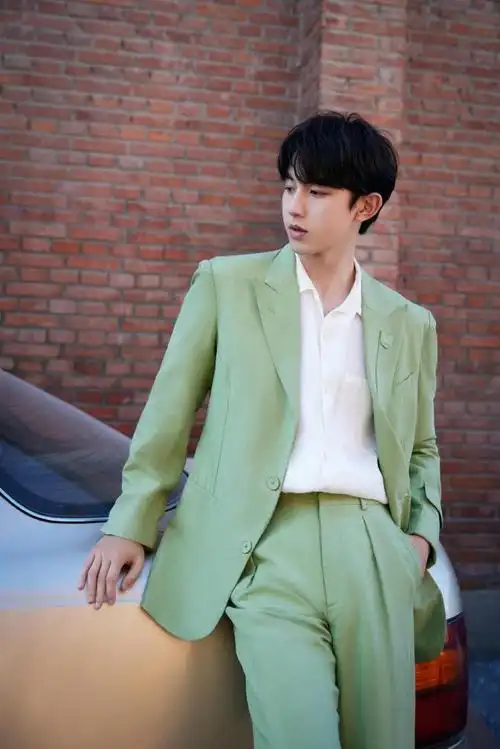 郭俊辰绿西装