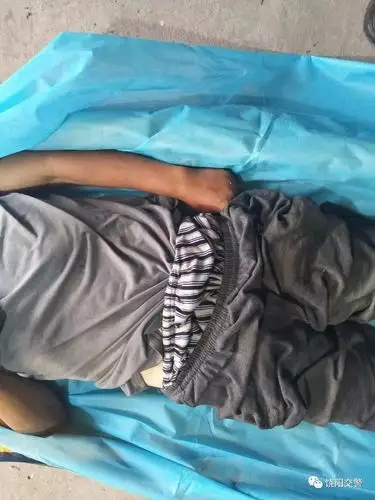 死者:男性,大约60岁左右,身高170cm左右,较痩,谢顶,花白胡须,上身穿