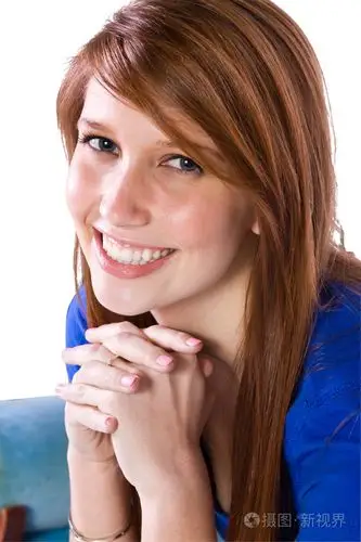 靠近一个可爱的女孩微笑