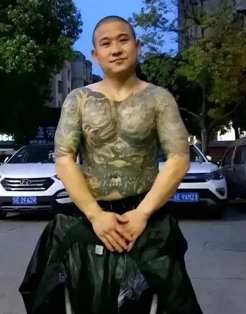 出生于甘肃一个小镇上,从小他就不学无术,跟着社会上的三教九流混,而