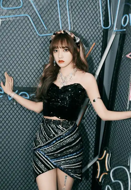 火箭少女101组合获得更丰富的发展资源,积攒下极高人气;而程潇虽说