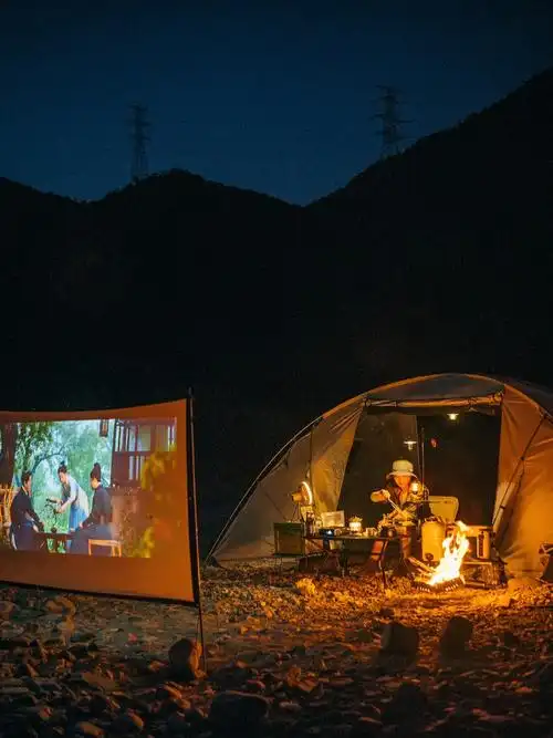 72夏夜露营带上投影仪复刻儿时的露天电影