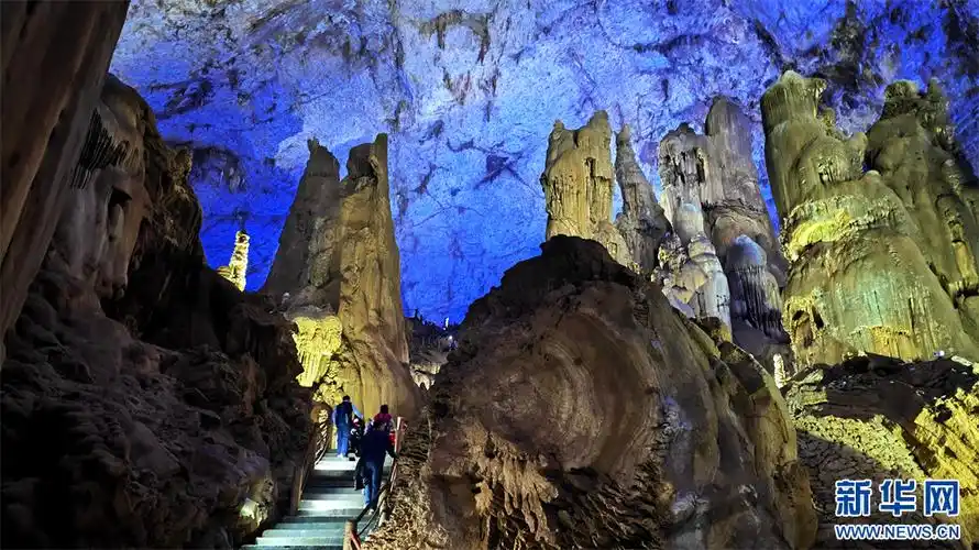 走进贵州毕节织金洞领略地质奇观