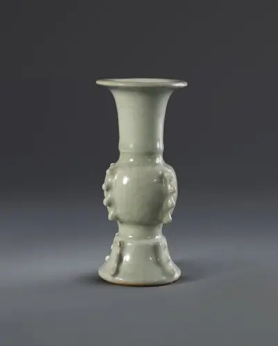     2 作品名称 明代成化青白釉出戟尊 作品分类 陶瓷紫砂