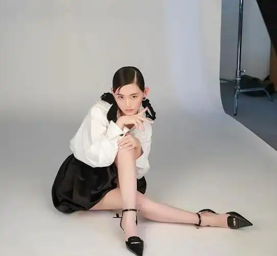 有种"成熟"叫蒋依依,当她坐在地上拍写真,还以为自己看花了眼