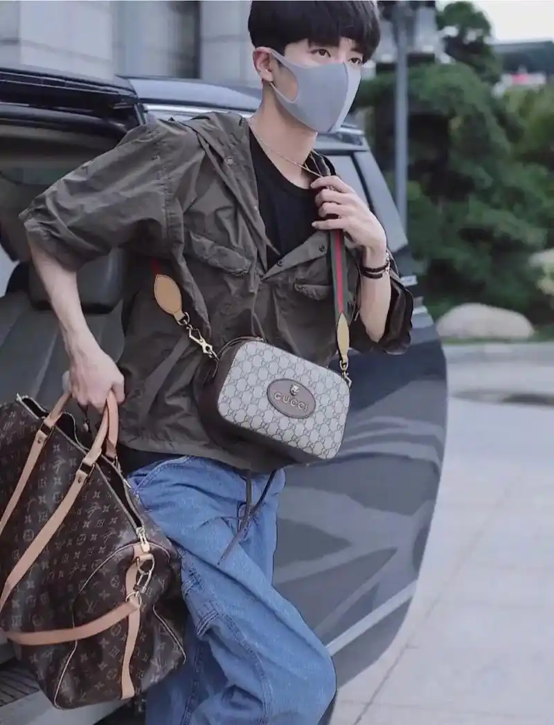 跟着肖战小哥哥火97一把.gucci虎头相机包 肖战出街常背 - 抖音