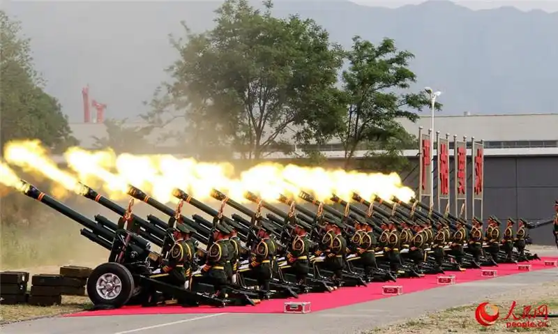 共和国礼炮部队在京郊某训练基地进行实弹鸣放演练,28门礼炮齐响