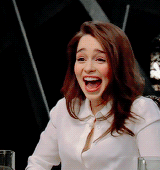 走红毯还能笑得这么魔性,她可能刷新了你对红毯的认知