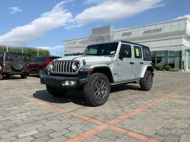 全新设计的七孔格栅的灵感来自牧马人卢比肯20周年纪念版的独特外观.