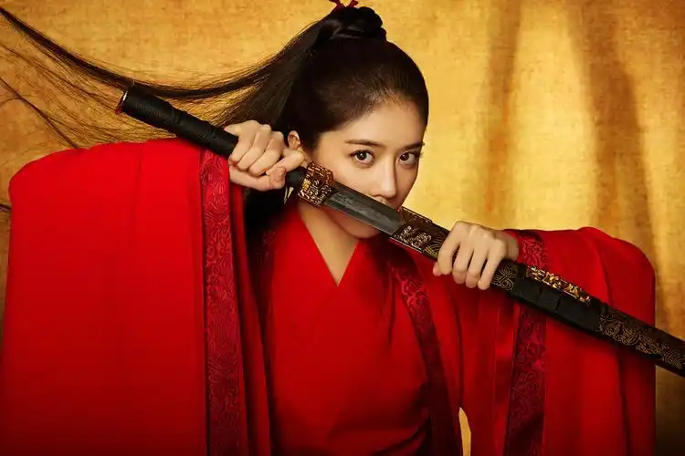 李凯馨一袭红衣又美又飒尽显侠女风采