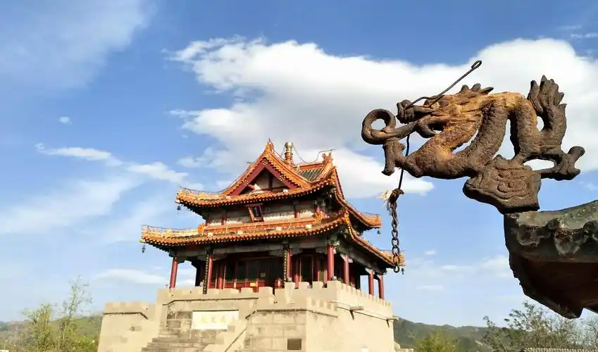 5月去了承德的魁星楼,蓝天白云下的建筑气势,不愧其名.