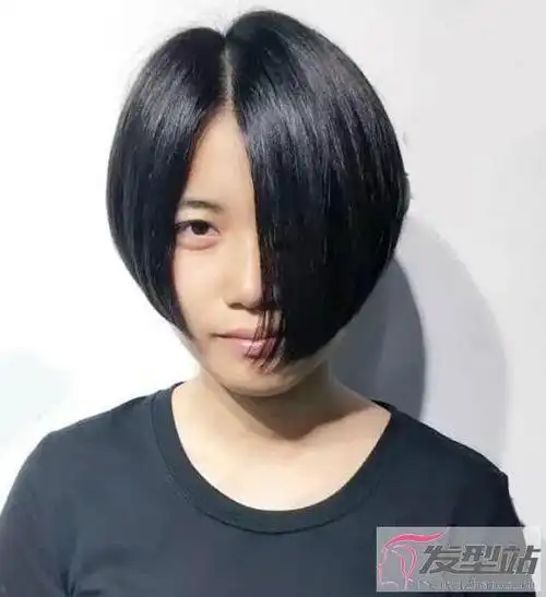 女生短发不对称发型一长一短剪裁吸睛又有范