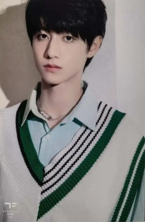 重庆七中的校草朱志鑫长得多好看