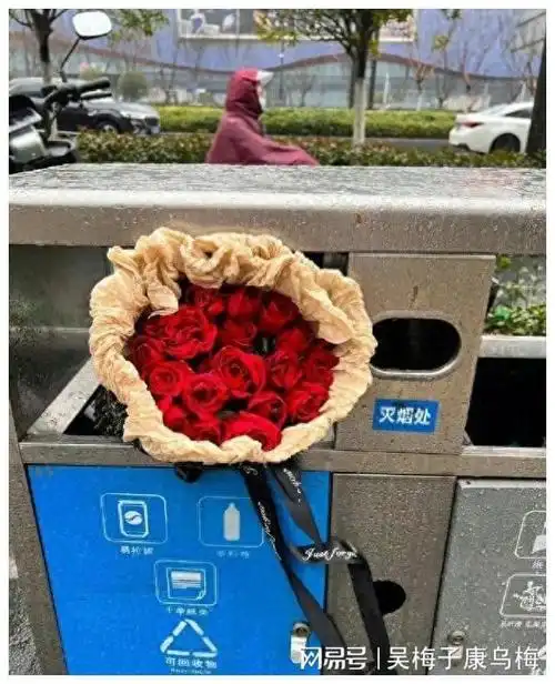 520垃圾桶变"花桶",网友调侃:今晚相约捡鲜花去吗?