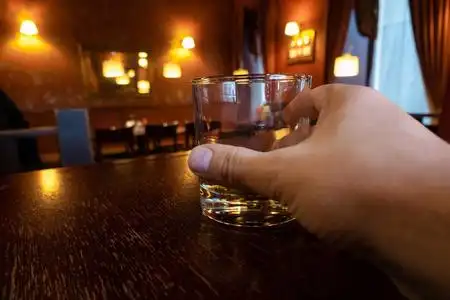 黄色的威士忌在空酒吧里喝威士忌.