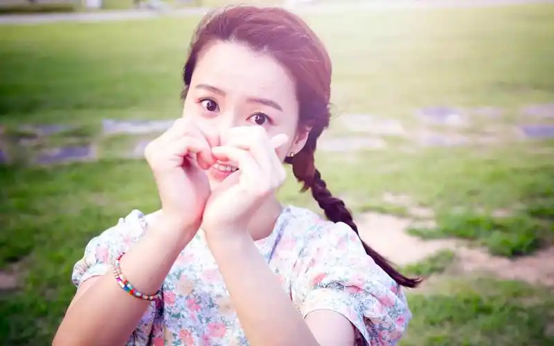 清新唯美恬静的女生高清桌面壁纸