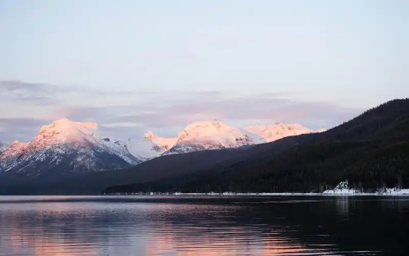 平静的湖面唯美高清桌面壁纸