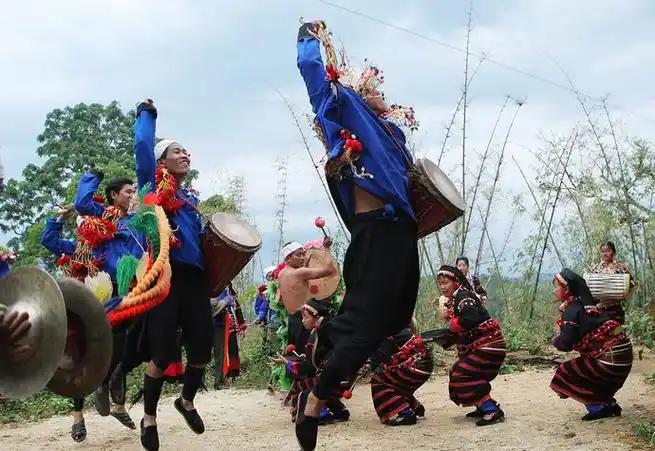 "水鼓舞"是德昂族的舞蹈,舞蹈时,将鼓挎在脖子上,鼓在身前,边敲边跳