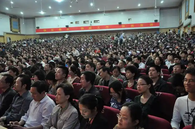 白岩松今天来中科大作演讲 大礼堂内听众爆满(组图)