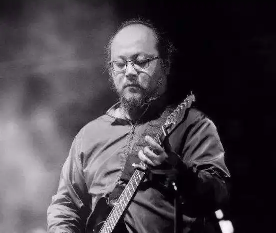 从翩翩才子到沧桑大叔,离婚20年,王菲魅力依旧,窦唯邋遢似老头