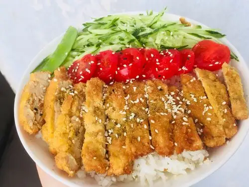 中,沾满面包糠就可以了,其它的鸡排重复操作开火锅中倒油炸鸡排很费油